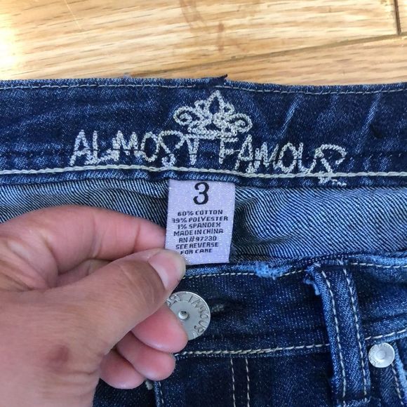 🔴 2 for $25 Almost Famous Capri jeans with paint splatter size 3 - Picture 4 of 10